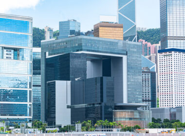 深圳一簽多行2024全面開放，擴大至非戶籍居民，8,600萬人口市場助推香港樓市復甦。深入解析深圳一簽多行重啟影響，分析政策可能有利的核心區物業，助你把握一簽多行的置業機會。