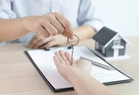 遇到優質租客要求以「公司名義」簽署住宅租約,業主應該答應嗎?美聯物業為您詳細拆解公司客的優缺點、空殼公司欠租等4大潛在風險,並傳授查冊、要求董事個人擔保等自保貼士,教您精明避開租務陷阱!