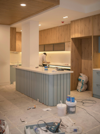 住宅裝修工地中的開放式廚房及中島工程,現場擺放工具和油漆桶
