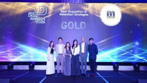 美聯於「DigiZ Awards 2026」勇奪2金、2銀、2銅，合共六項殊榮，標誌「天網」再攀高峰，再次印證美聯領跑業界的科技實力。美聯集團首席市場及創新科技官陳婉嫺（右三），聯同美聯物業創新科技部助理董事何家豪（右二）及市場傳訊部助理高級經理胡俊彥（右五）代表領獎。